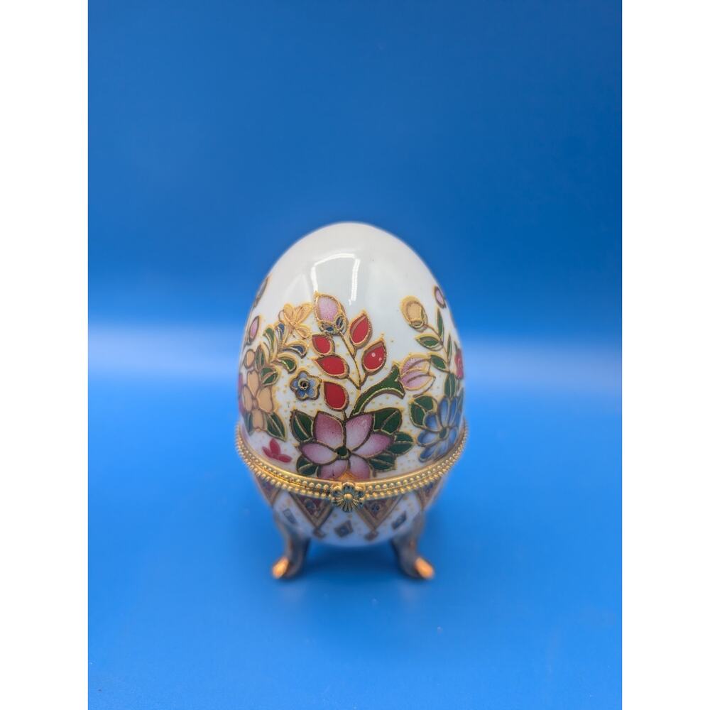 COLORFUL THREE LEGGED FLORAL MILK GLASS EGG WITH GOLD LEGS AND TRIM 3.75". G 11
